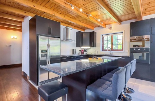 Bayfield Cottage | Luxury Log Retreat, King Bed, Games Room