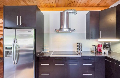 Bayfield Cottage | Luxury Log Retreat, King Bed, Games Room
