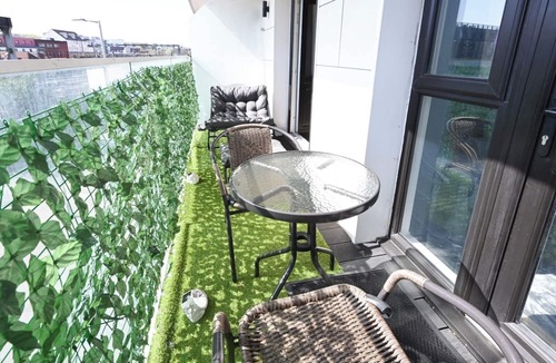 Luton Apartment | Luxury Luton Retreat 4 Poster bed+Jacuzzi bath+Massage chair+Luton Station