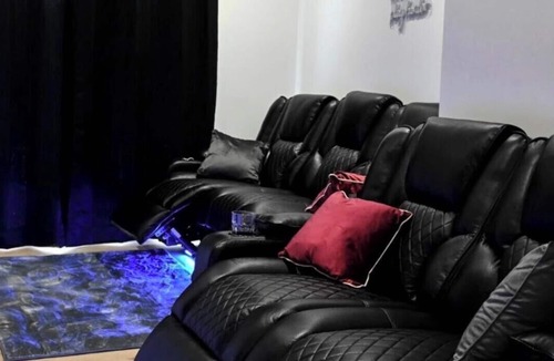 Luton Apartment | Luxury Luton Retreat 4 Poster bed+Jacuzzi bath+Massage chair+Luton Station