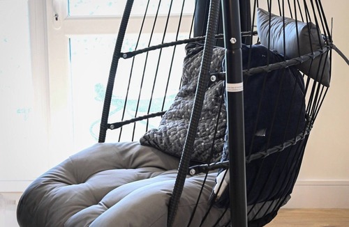 Luton Apartment | Luxury Luton Retreat 4 Poster bed+Jacuzzi bath+Massage chair+Luton Station