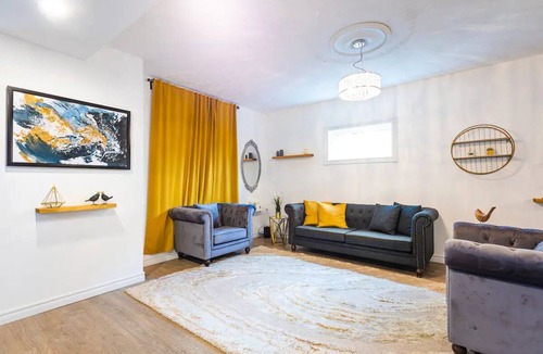 Niagara Falls House | Luxury Mansion-Walk To Clifton*Hot Tub*Game Centre
