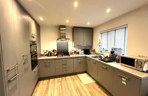Waltham Cross House | Luxury master bedroom in Cheshunt