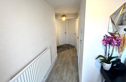 Waltham Cross House | Luxury master bedroom in Cheshunt