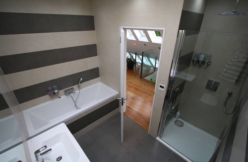 Murrayfield House | Luxury modern, large house close to citycentre, overlooking the river with patio