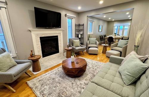 Erin Mills House | Luxury Modern Retreat: w/Sauna & Modern Amenities