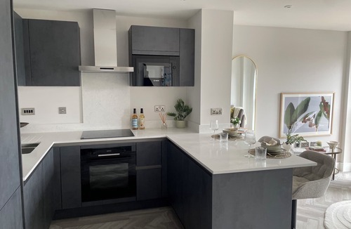 Cockfosters Apartment | Luxury & New 1-Bed Flat 1 min. walk to London Tube Secure Entry
