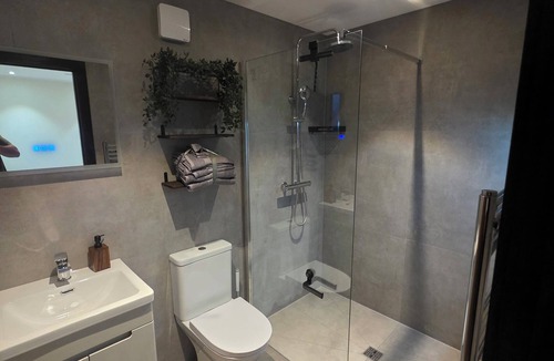 Cranbrook Apartment | Luxury outhouse