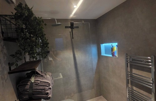 Cranbrook Apartment | Luxury outhouse