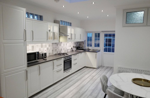 Noel Park House | Luxury Retreat in prime location– Steps from Wood Green Station
