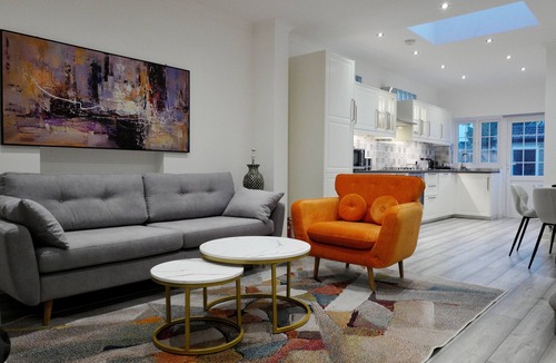 Noel Park House | Luxury Retreat in prime location– Steps from Wood Green Station