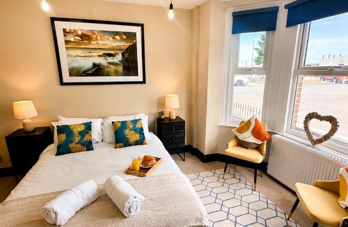 Hopton House | Luxury Seaside Stay with Free Parking & Beach Close