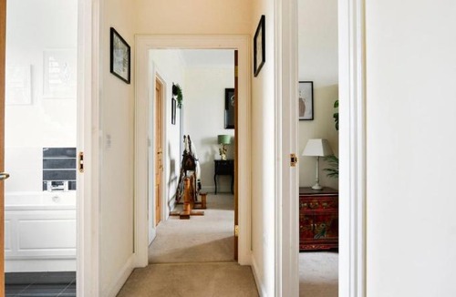 Kirkcaldy Apartment | Luxury Seaview Gated Penthouse located near Edinburgh by Urban Haggis Stays