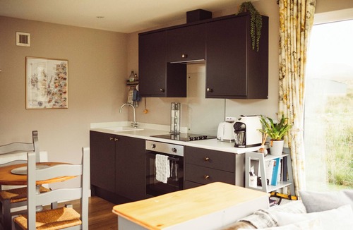 Staffin Cabin | Luxury self-catering cabin - panoramic mountain views, short walk from the beach