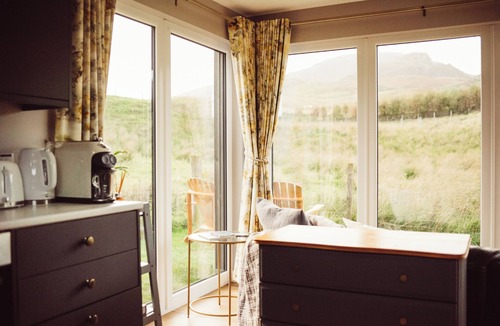 Staffin Cabin | Luxury self-catering cabin - panoramic mountain views, short walk from the beach