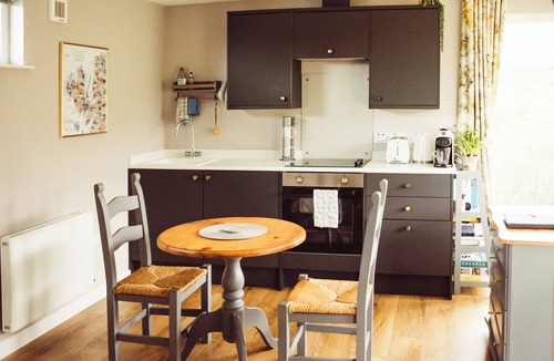 Staffin Cabin | Luxury self-catering cabin - panoramic mountain views, short walk from the beach