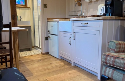 Tillicoultry Cabin | Luxury Shepherd Hut w Outdoor Bath Near Stirling