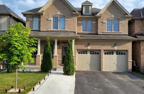 Niagara Falls House | Luxury Suite - Master Bedroom