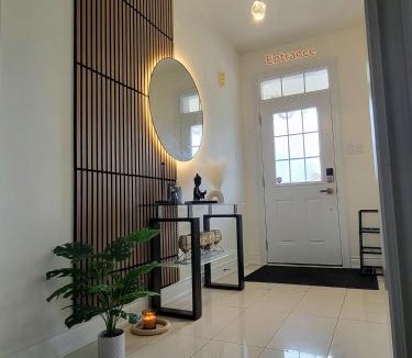 Niagara Falls House | Luxury Suite - Master Bedroom