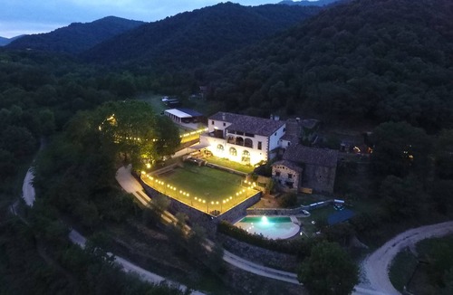 Santa Pau House | LUXURY SUITES MANOR. Swimming pool. BBQ. Waterfall. Volcanoes. Up to 14 people