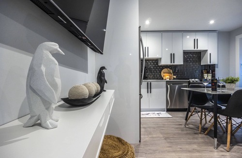 Dorset Park House | ☆ Luxury Unit - HEATED FLOORS, WORKSPACE, CENTRAL LOCATION & FREE PARKING ☆