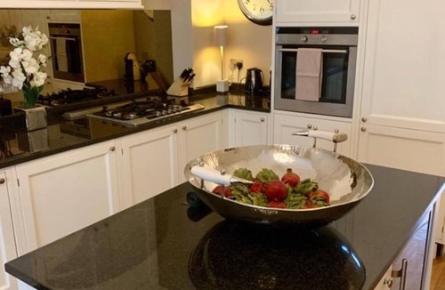 Kelvinbridge Apartment | Luxury West End Apartment (Park area) - with free Parking space