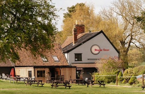 Bury St Edmunds House | Maglia Rosso by Wigwam Holidays