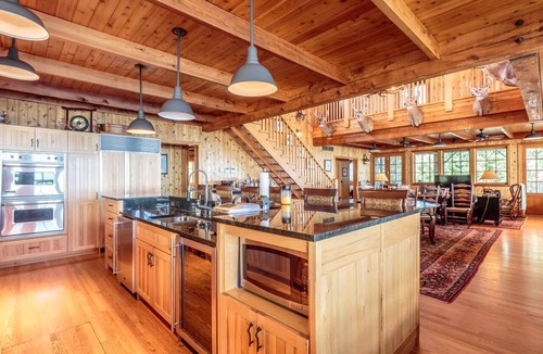 Amherstburg Cabin | Majestic Lake Erie Cabin Ideal for a Group Getaway in Ontario