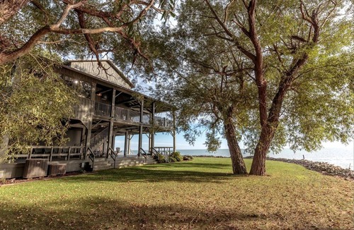 Amherstburg Cabin | Majestic Lake Erie Cabin Ideal for a Group Getaway in Ontario