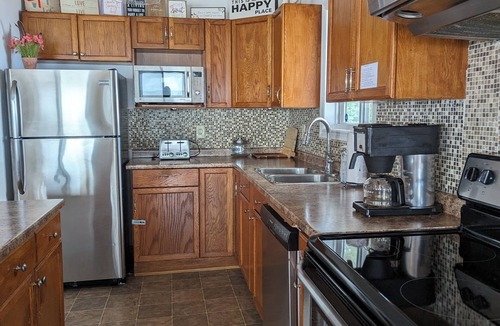 Leamington Cottage | Majestic Lake Erie Views - Serene Waterfront Cottage Getaway