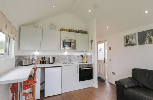 Galston Cottage | MALLARD LODGE, pet friendly, with hot tub in Galston