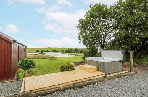 Galston Cottage | MALLARD LODGE, pet friendly, with hot tub in Galston