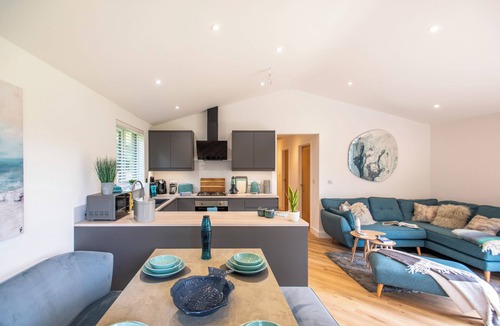 Hayle Cottage | MAPLE LODGE, family friendly, with hot tub in Angarrack