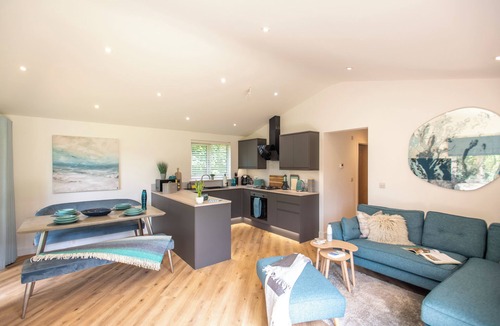 Hayle Cottage | MAPLE LODGE, family friendly, with hot tub in Angarrack
