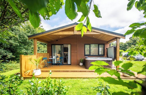 Hayle Cottage | MAPLE LODGE, family friendly, with hot tub in Angarrack