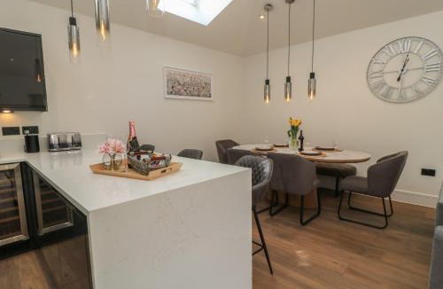 Westonzoyland House | Maple Lodge