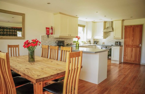 Llangunllo Cottage | MAPLE LODGE, pet friendly, with hot tub in Llangunllo