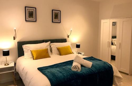 St Albans House | Maplewood luxurious one-bed flat with free parking
