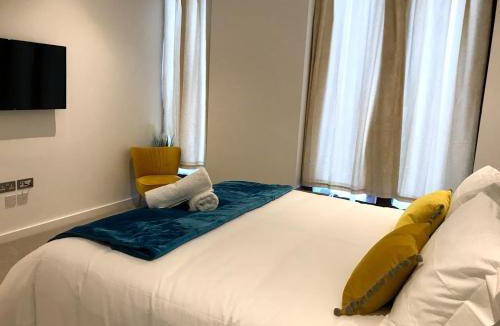 St Albans House | Maplewood luxurious one-bed flat with free parking
