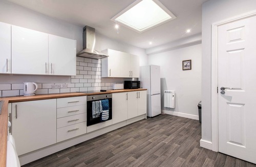 Hull Old Town House | Maritime House: 4BR for 10 Near City Centre