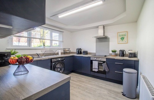 East Kilbride House | Marlie House - 3 Bedrooms East Kilbride