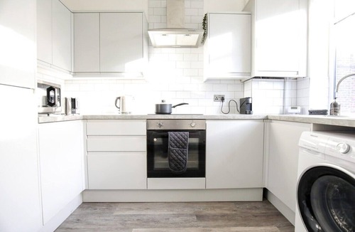 Offerton House | Marlor House, 2BR Sleeps 5, Denton