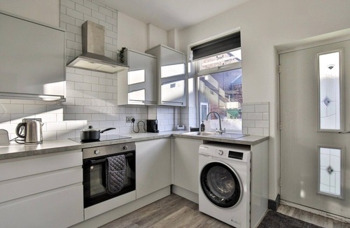 Offerton House | Marlor House, 2BR Sleeps 5, Denton