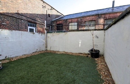 Offerton House | Marlor House, 2BR Sleeps 5, Denton