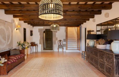 Bescano House | Masia elegant amb jardí i piscina