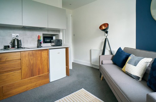 Dumbarton Apartment | Meadow Dumbarton Cozy Stay for 2