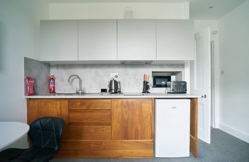 Dumbarton Apartment | Meadow Dumbarton Cozy Stay for 2