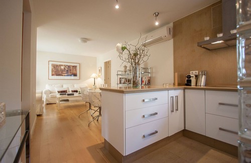 Alameda Apartment | Medina Apartment with Garage 3 pax historic district