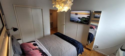 St. James Town House | Medium size room for 2