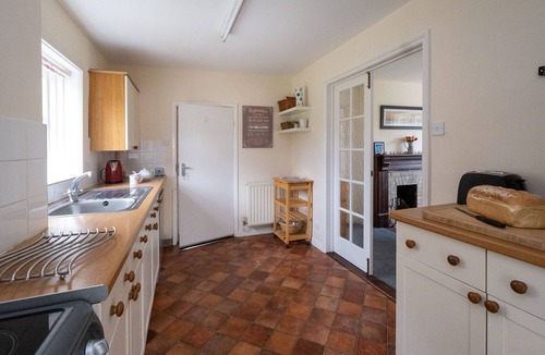 Leiston Cottage | Mere Cottage - sleeps 6 guests in 3 bedrooms